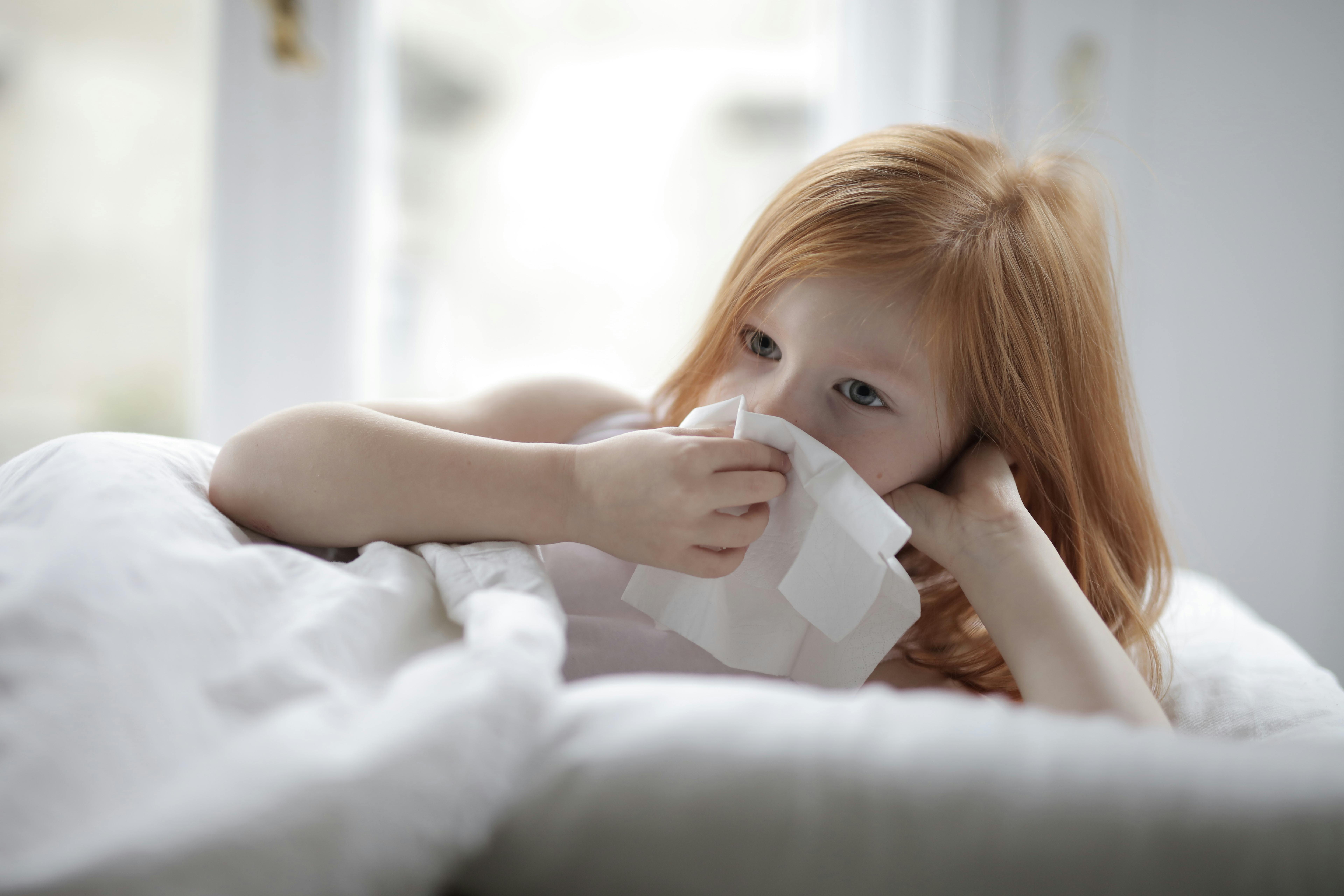 Persona con alergia estacional utilizando un pañuelo, concepto de alergias respiratorias y tratamiento