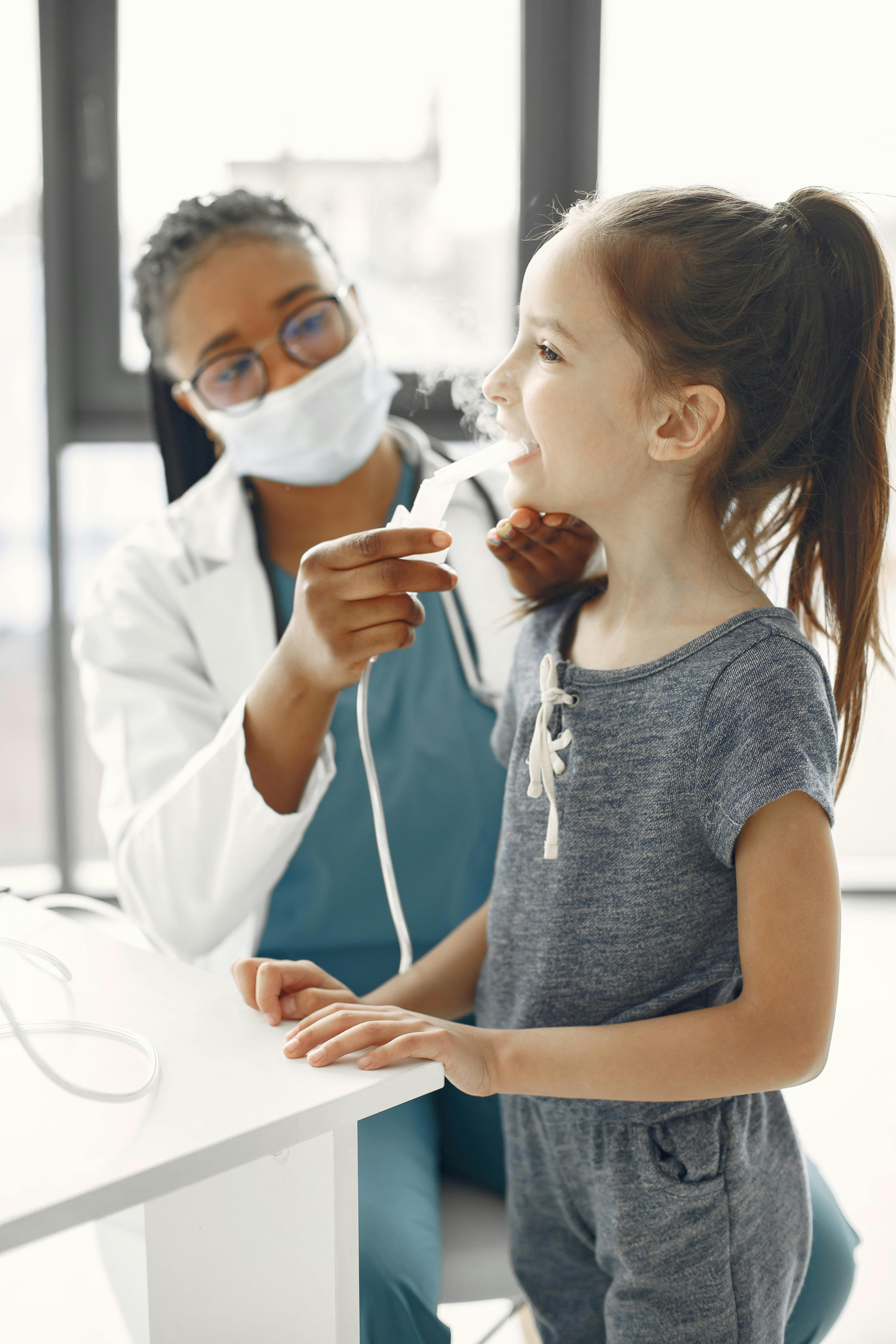 Persona con síntomas de asma utilizando dispositivo inhalador para aliviar las vías respiratorias