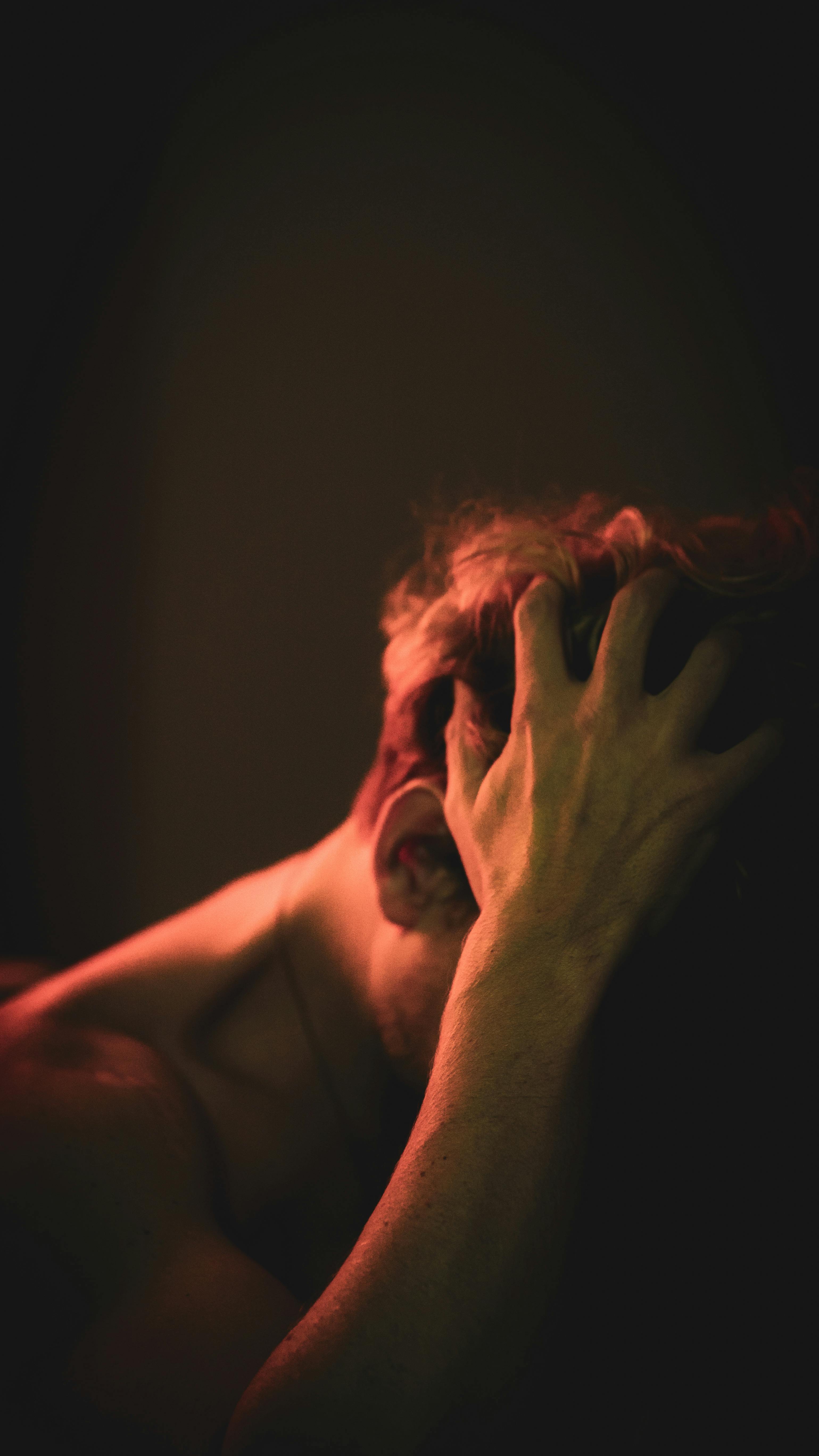 Hombre consultando confidencialmente con profesional médico sobre disfunción eréctil y salud sexual