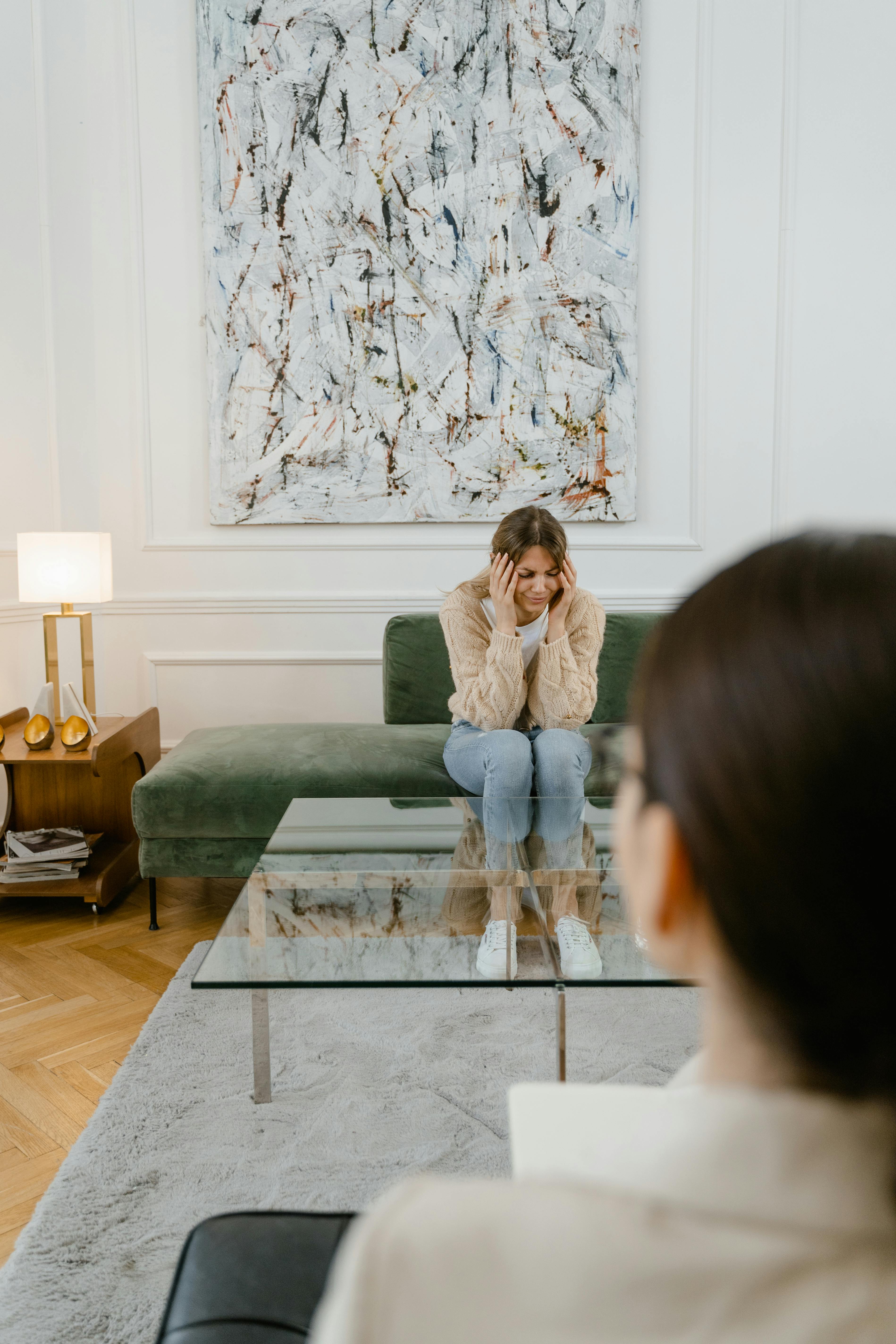 Persona reflexionando en un ambiente tranquilo, concepto de autoevaluación y cuidado de la salud mental