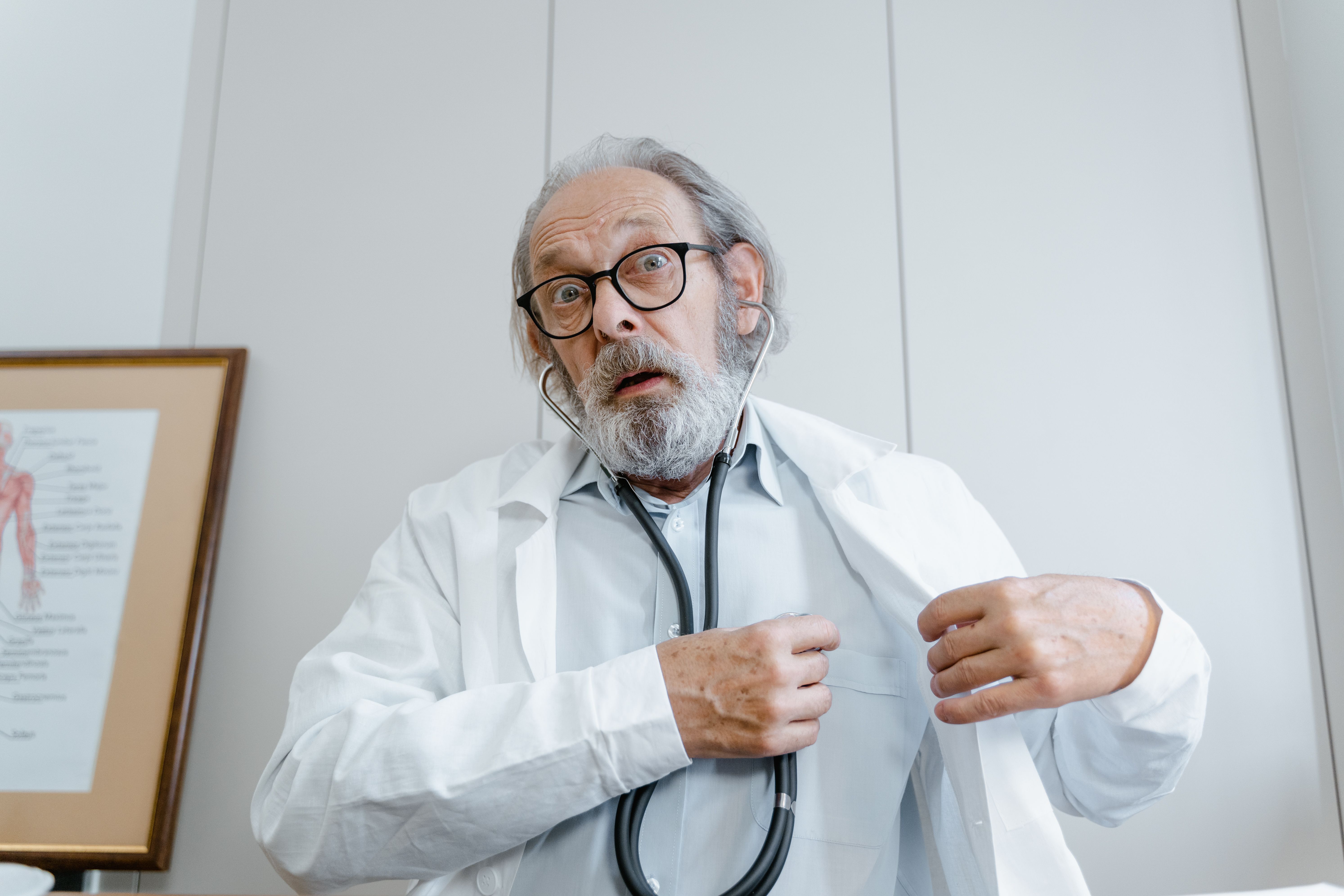 Persona decidiendo si acudir al médico o manejar sus síntomas en casa con ayuda profesional